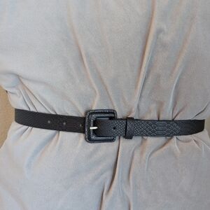 lp blue Women's Black Textured Faux Leather Belt. Size L.
